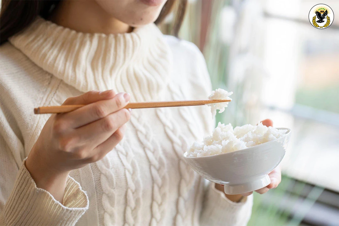 Step-by-step guide to eating rice with chopsticks